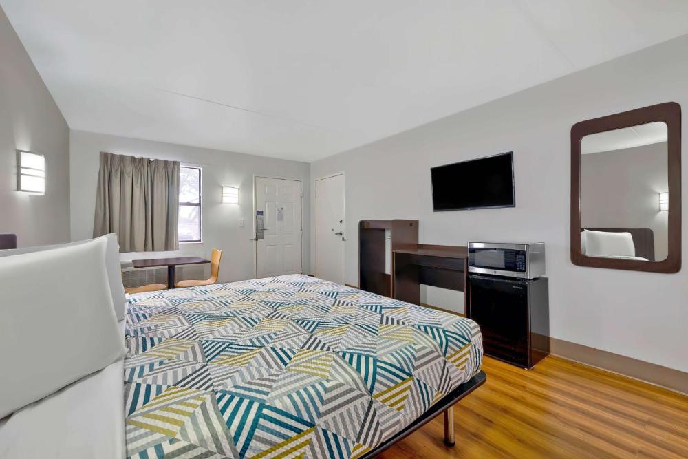 King Room - Disability Access - Smoking interior