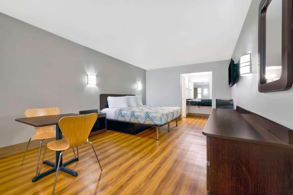 King Room - Non-Smoking interior